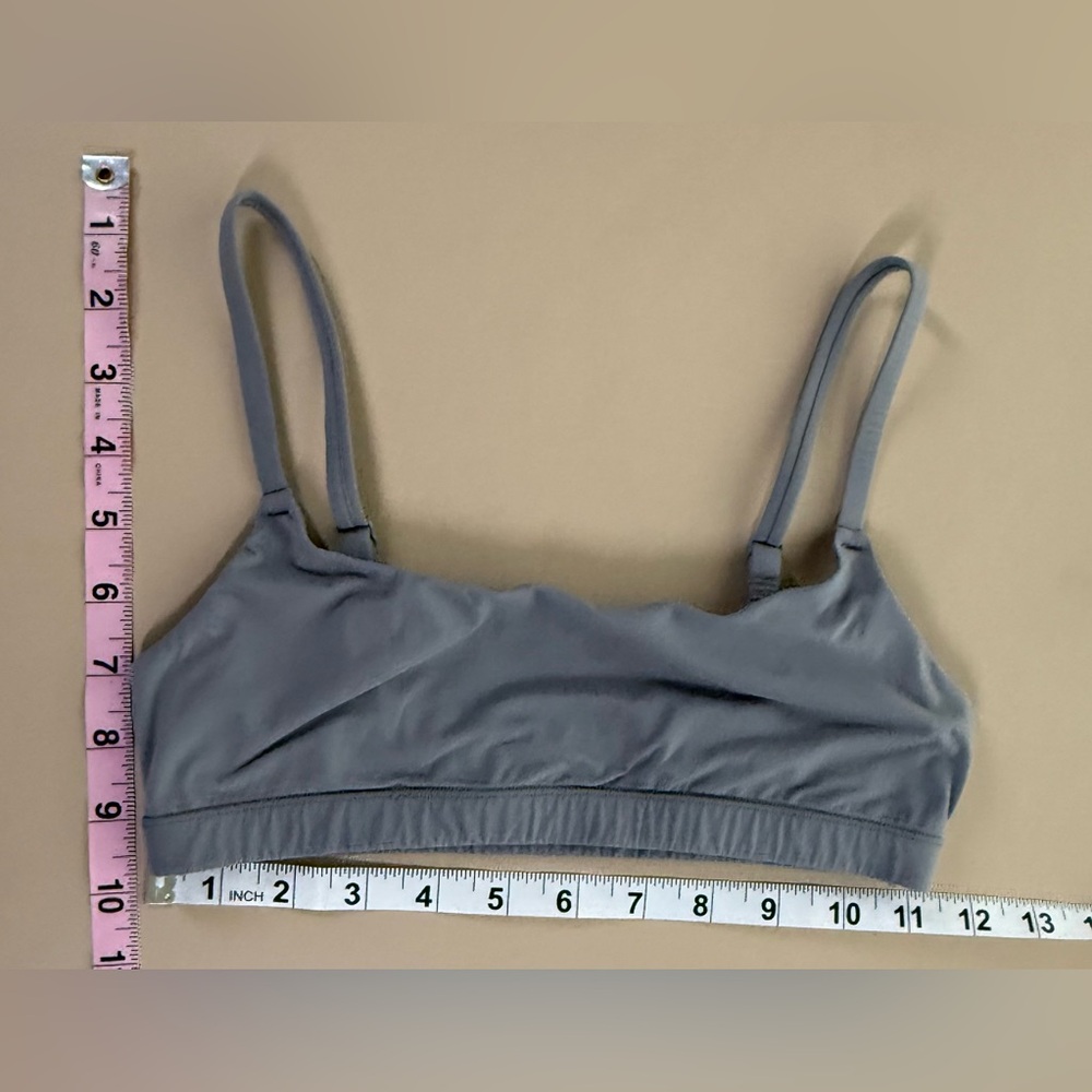 SKIMS no clasp/wire bra- adjustable straps - Picture 4 of 4